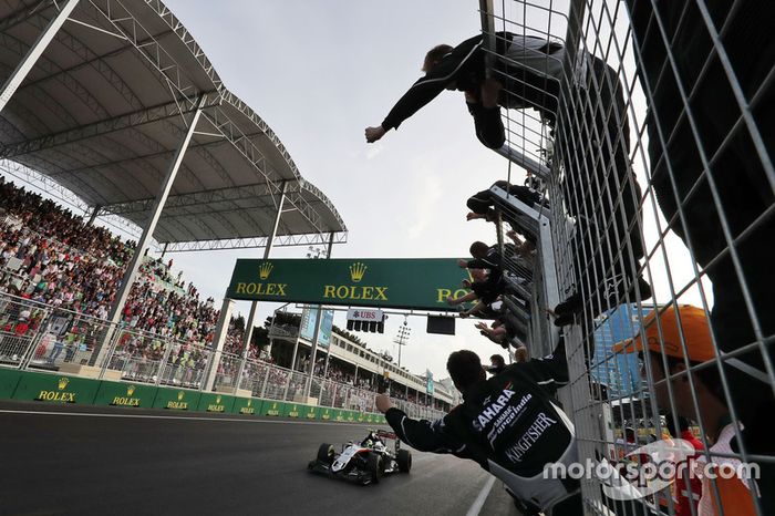 Sergio Perez, Sahara Force India F1  festeggia il suo terzo posto alla fine della gara mentre passa davanti al muretto del suo team