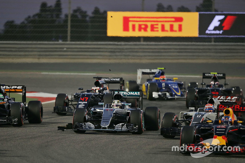 Lewis Hamilton, Mercedes AMG F1 Team W07 after making contact with Valtteri Bottas, Williams FW38