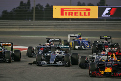 Lewis Hamilton, Mercedes AMG F1 Team W07 après un contact avec Valtteri Bottas, Williams FW38