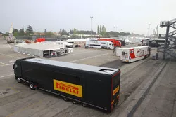 Pirelli-Trucks im Fahrerlager