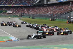 In Führung nach dem Start: Lewis Hamilton, Mercedes AMG F1 W07 Hybrid