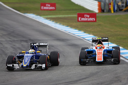 Marcus Ericsson, Sauber C35 et Rio Haryanto, Manor Racing MRT05 en lutte pour une position