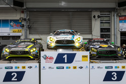 Fahrzeug-Podium: 1. #4 AMG-Team Black Falcon, Mercedes-AMG GT3: Bernd Schneider, Maro Engel, Adam Christodoulou, Manuel Metzger; 2. #29 AMG-Team HTP Motorsport, Mercedes-AMG GT3: Christian Vietoris, Marco Seefried, Christian Hohenadel, Renger Van der Zande, 3. #88 Haribo Racing Team-AMG, Mercedes-AMG GT3: Uwe Alzen, Lance David Arnold; Maximilian Götz, Jan Seyffarth