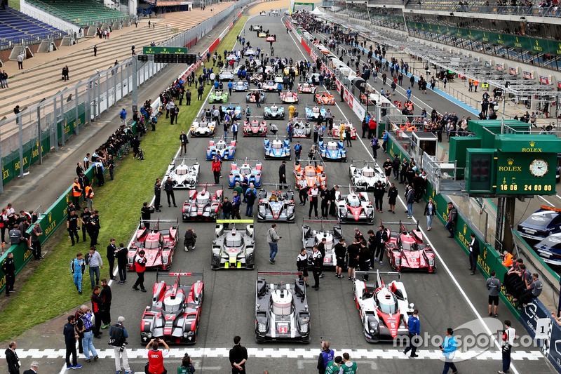 La sesión de fotos tradicional de los autos de Le Mans