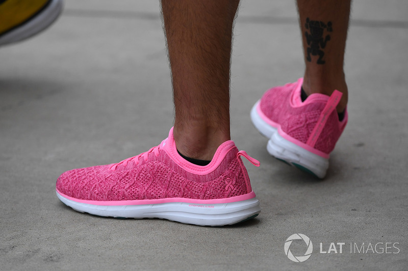 Más zapatillas rosas en el paddock de Austin