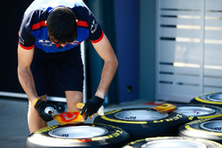 Les ingénieurs Scuderia Toro Rosso préparent les pneus tendres et hypertendres de Pirelli dans la voie des stands
