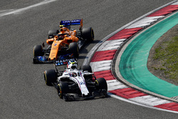 Sergey Sirotkin, Williams FW41 and Stoffel Vandoorne, McLaren MCL33