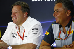 Zak Brown, Direktör, McLaren Technology Group, Mario Isola, Yarış Menajeri, Pirelli Motorsport