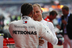 El ganador de la carrera Lewis Hamilton, Mercedes AMG F1 y Valtteri Bottas, Mercedes AMG F1, celebran en Parc Ferme