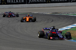 Brendon Hartley, Scuderia Toro Rosso STR13, Stoffel Vandoorne, McLaren MCL33 and Pierre Gasly, Scuderia Toro Rosso STR13