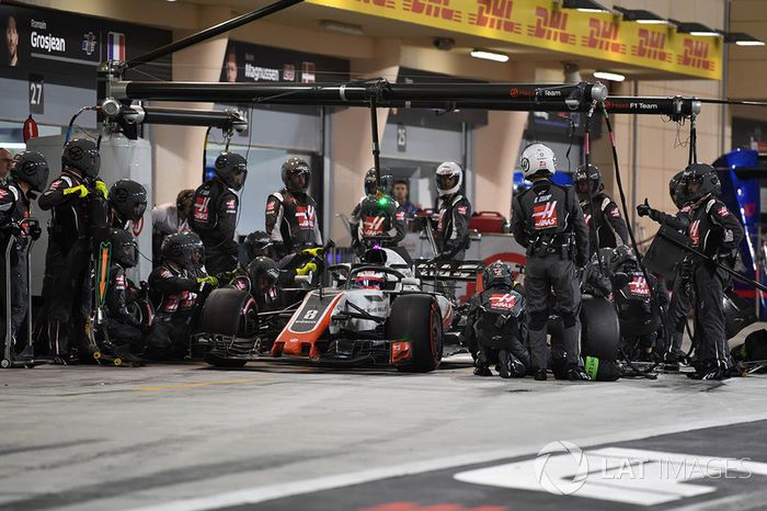 Romain Grosjean, Haas F1 Team VF-18, pit stop