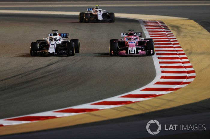 Lance Stroll, Williams FW41 Mercedes, lidera a Sergio Perez, Force India VJM11 Mercedes, y Sergey Sirotkin, Williams FW41 Mercedes
