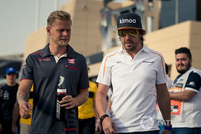Kevin Magnussen, Haas F1 and Fernando Alonso, McLaren en el desfile de pilotos