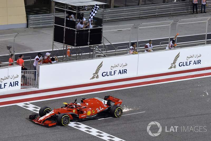 Le vainqueur Sebastian Vettel, Ferrari SF71H franchit la ligne d'arrivée sous le drapeau à damier