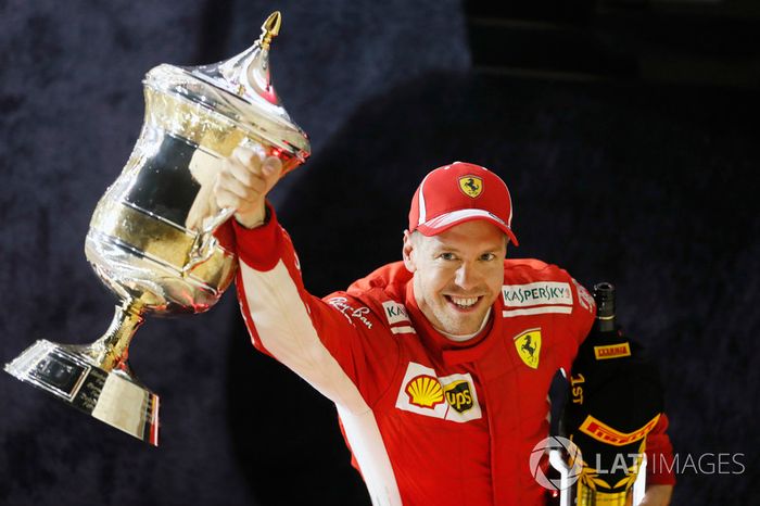 Sebastian Vettel, Ferrari, 1 ° puesto, celebra con su trofeo