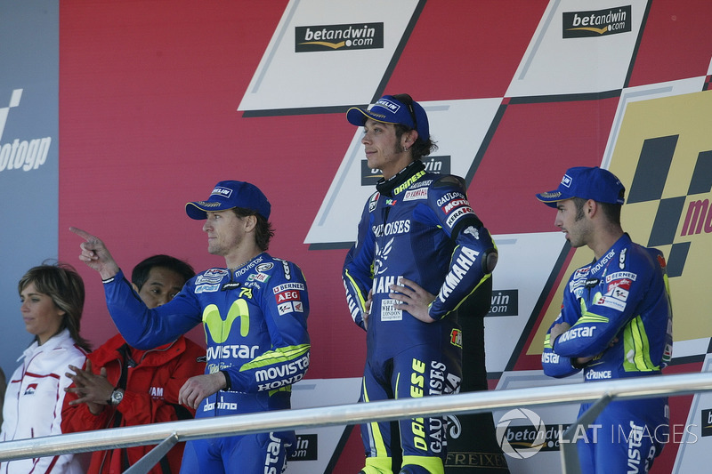 Sur le podium : Le vainqueur Valentino Rossi, Yamaha, le deuxième, Sete Gibernau, Honda, le troisième, Marco Melandri, Honda