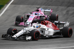 Marcus Ericsson, Sauber C37 y Sergio Perez, Force India VJM11