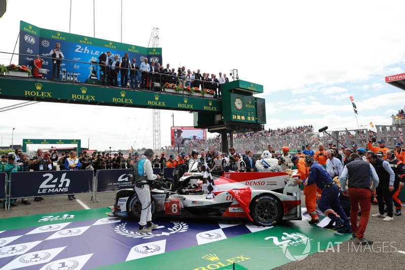 Los ganadores de las 24 Horas de Le Mans 2018 #8 Toyota Gazoo Racing Toyota TS050: Sébastien Buemi, Kazuki Nakajima, Fernando Alonso
