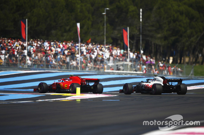 Kimi Raikkonen, Ferrari SF71H, passe Kevin Magnussen, Haas F1 Team VF-18