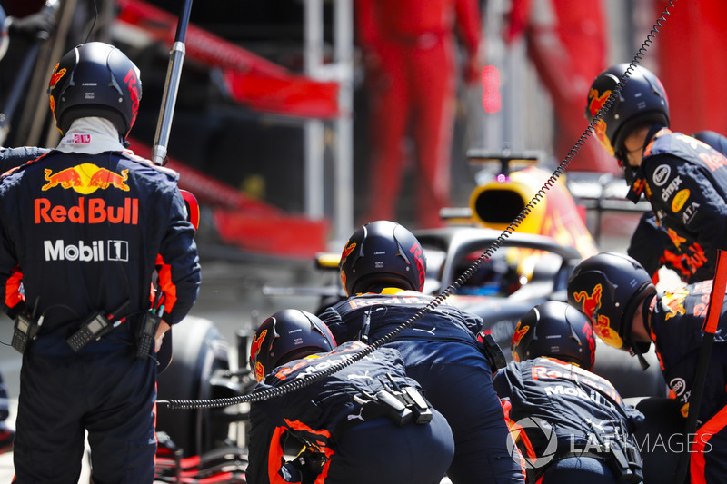 Daniel Ricciardo, Red Bull Racing RB14, makes a pit stop