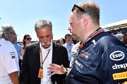 Chase Carey, Chief Executive Officer and Executive Chairman of the Formula One Group and Andy Palmer, Aston Martin CEO on the grid