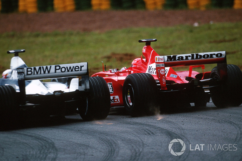 Juan Pablo Montoya, BMW Williams FW23 dépasse Michael Schumacher, Ferrari F1 2001