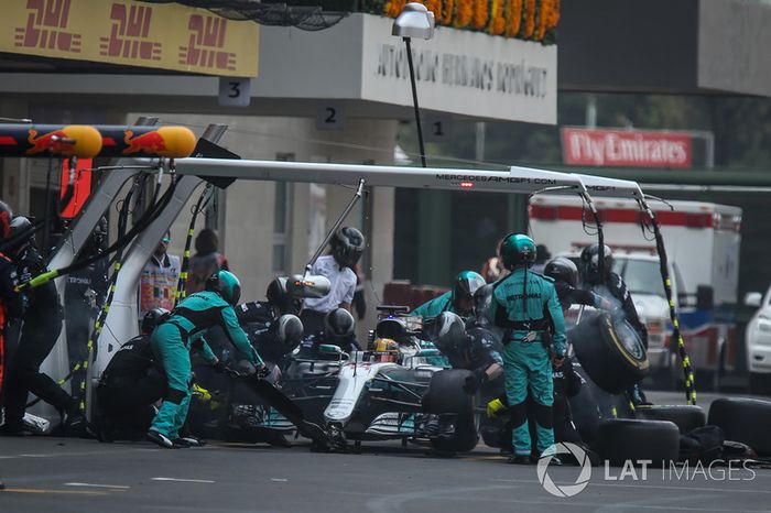 Lewis Hamilton, Mercedes-Benz F1 W08, pitstop