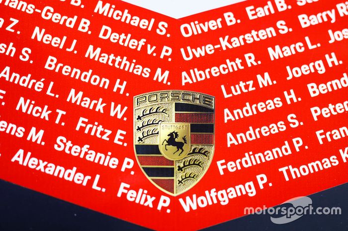 Equipo híbrido de Porsche 919 con nombre de insignia y los conductores de Porsche