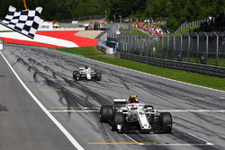 Charles Leclerc, Sauber C37 e Marcus Ericsson, Sauber C37, prendono la bandiera a scacchi