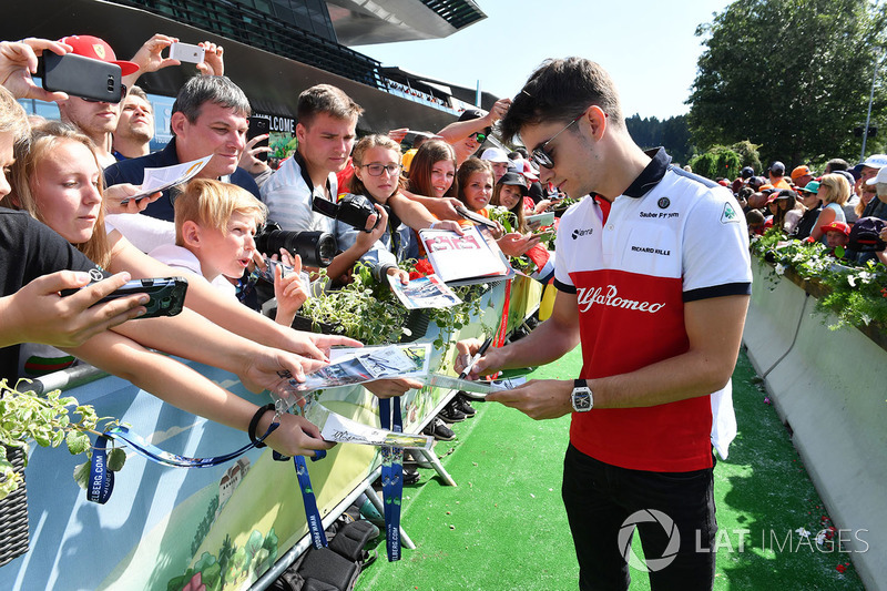 Charles Leclerc, Sauber signe des autographes pour les fans