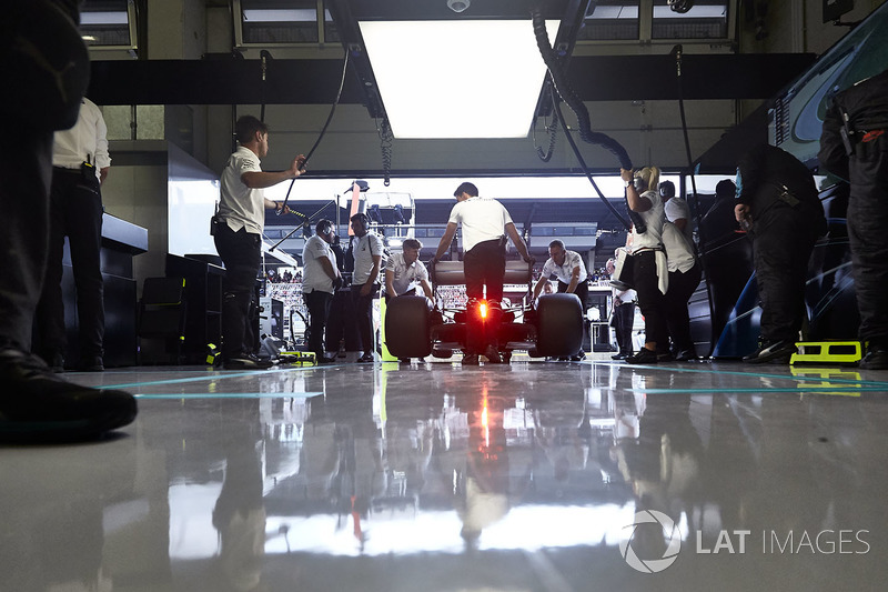 Ingenieros de Mercedes devuelven el Mercedes AMG F1 W09 al box
