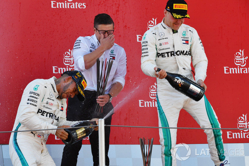 Bonnington, Mercedes AMG F1 Race Engineer, Valtteri Bottas, Mercedes-AMG F1 and Lewis Hamilton, Mercedes-AMG F1 celebrate on the podium with the champagne