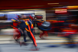 Max Verstappen, Red Bull Racing RB14, pit stop action