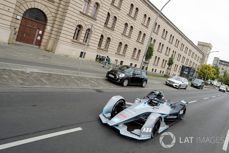 Kampiun Formula 1, Nico Rosberg, melibas jalanan Berlin dengan mobil baru Formula E