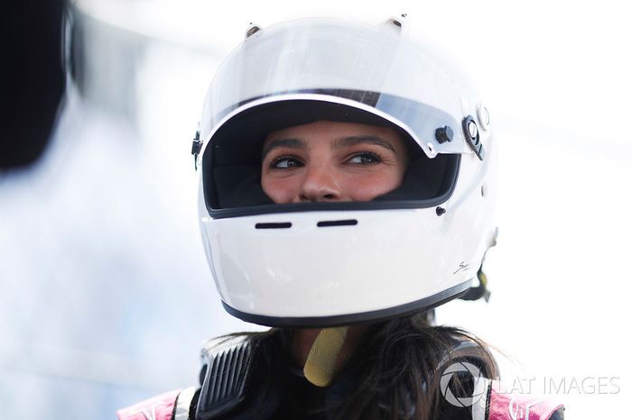La modelo Emily Ratajkowski, conduce el coche de la Fórmula E