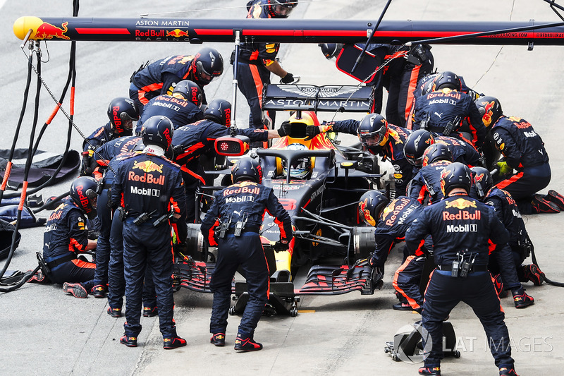 Daniel Ricciardo, Red Bull Racing RB14, comes in for a stop