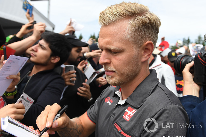 Kevin Magnussen, Haas F1 signs autographs for the fans