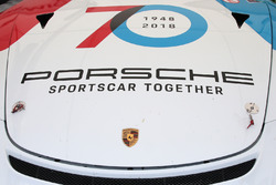 Dettaglio del logo celebrativo dei 70 anni Porsche sulla Guest Car