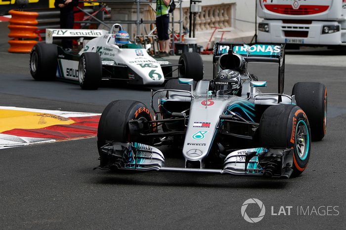 Nico Rosberg, Mercedes-Benz F1 W07 Hybrid y Keke Rosberg, Williams FW08