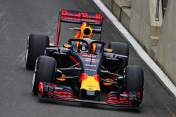 Пьер Гасли, тест-пилот Red Bull Racing с системой Halo на RB12