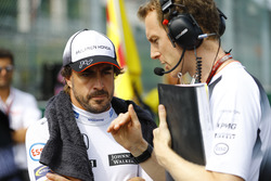 Fernando Alonso, McLaren, in gesprek met engineer Mark Temple