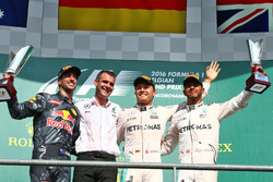 Подиум: второй – Даниэль Риккардо, Red Bull Racing; победитель – Нико Росберг, Mercedes AMG F1; трет