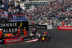 Daniel Ricciardo, Red Bull Racing RB12 passeeert de RB12 van Max Verstapen na de crash