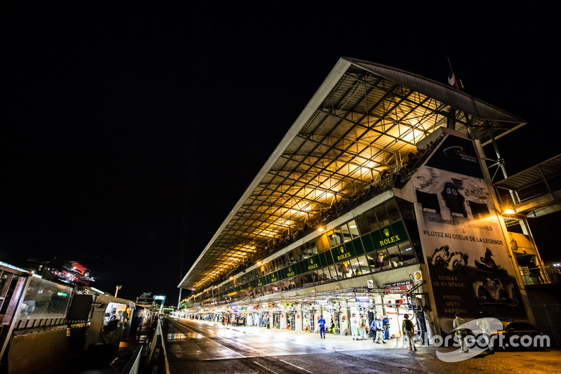 Pitlane, atmosfera di notte