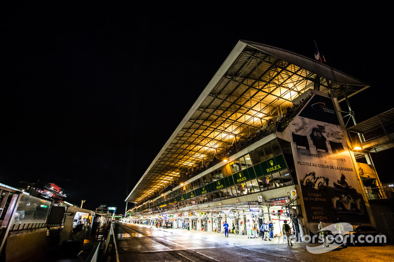 Pitlane ambiance di night