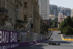Фернандо Алонсо, McLaren MP4-31 та товариш по команді Дженсон Баттон, McLaren MP4-31