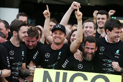 Переможець Ніко Росберг, Mercedes AMG F1 святкує Кубок конструкторів з керівником Mercedes AMG F1 То