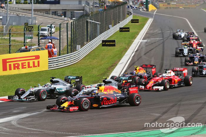 Lewis Hamilton, Mercedes AMG F1; Nico Rosberg, Mercedes AMG F1; y Daniel Ricciardo, Red Bull Racing Batalla por el liderato en el inicio de la carrera