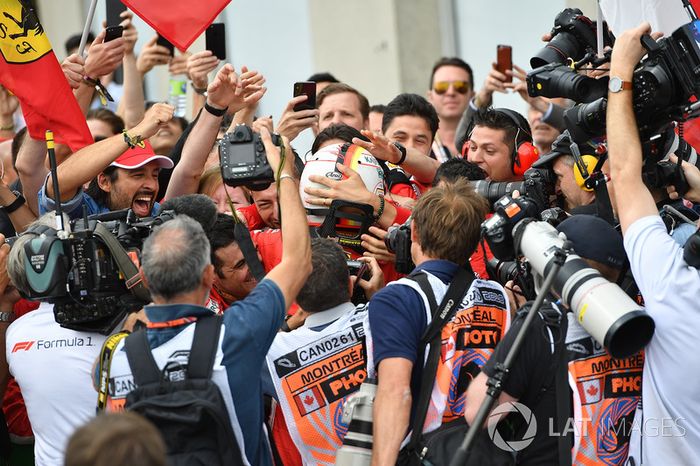 El ganador de la carrera de Canadá, Sebastian Vettel, Ferrari, celebra en parc ferme