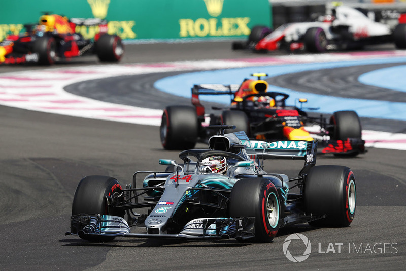 Lewis Hamilton, Mercedes AMG F1 W09, devant Max Verstappen, Red Bull Racing RB14, Daniel Ricciardo, Red Bull Racing RB14, et Kevin Magnussen, Haas F1 Team VF-18